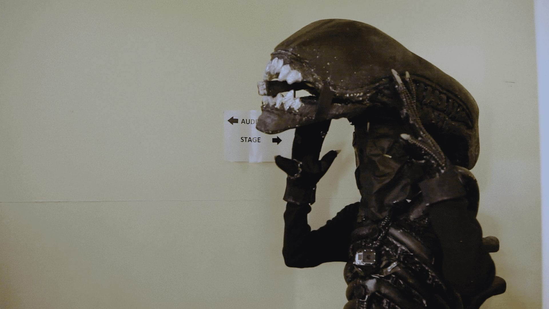 Alien-On-Stage-2021-Alien Backs Stage Posing